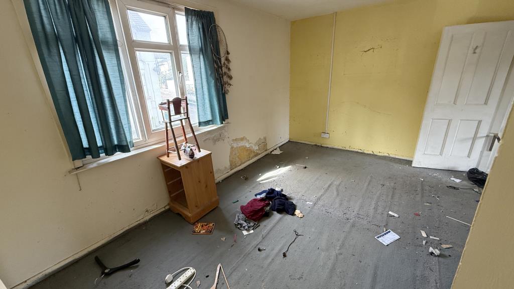 Lot: 172 - TERRACE HOUSE FOR REFURBISHMENT - Bedroom One